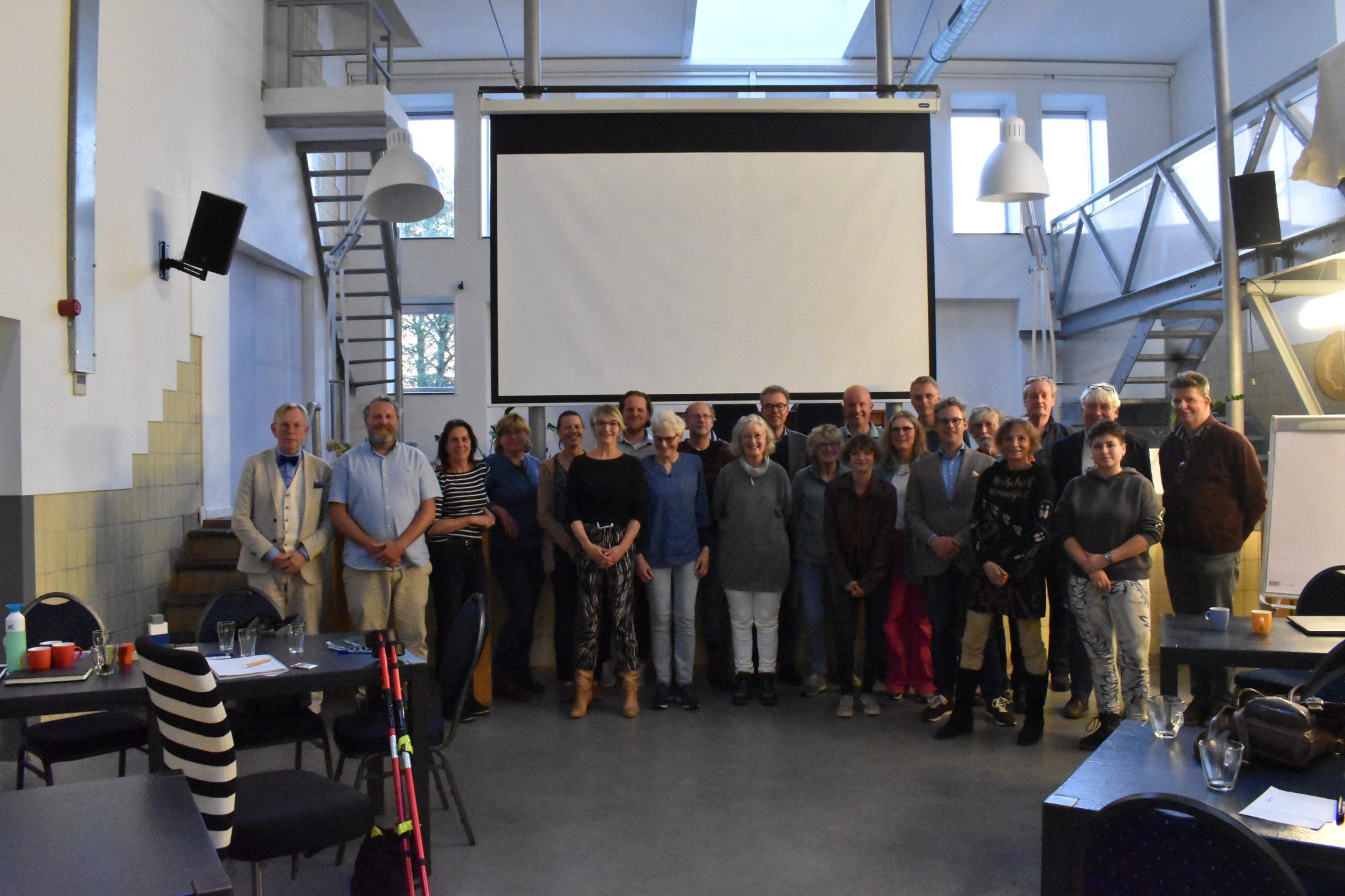 Een groep mensen en vrijwilligers die aanwezig waren bij de presentatie van het Klimatorium.